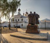Памятник Петру и Февронии